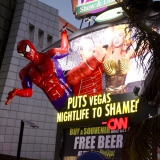 Ein aufregenderes Nachtleben als Las Vegas, verspricht die Werbetafel.