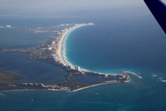 Beim Weiterflug nach Kuba sehen wir Cancuns Strand aus der Luft.