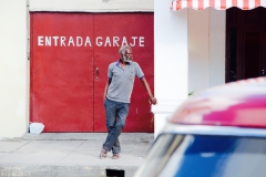 Wartender Mann am Garageneingang zwischen Kathedrale und Hotel am Parque José Marti