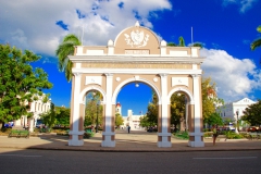 Der französische Triumphbogen am Parque José Marti in Cienfuegos