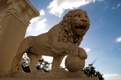 Löwenstatue am Eingang des Platzes