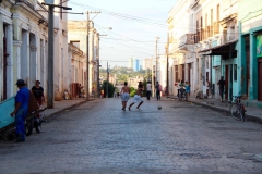 Nur eine Straße hinter dem Hauptplazt von Cienfuegos spielen Kinder auf den Straßen.