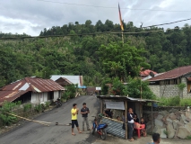 Deutschland-Fahne im Dorfzentrum in den Highlands von Nord-Sulawesi