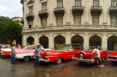 Die Taxifahrer in Havanna warten auf Touristen,...