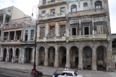 Erschreckend, wie verfallen die Häuserfassaden auf Havannas "Prachtstraße" Malecon sind.