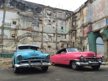 Oldtimer vor Baustelle - noch ein typisches Bild in Havanna.