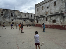 Kinder spielen Basketball.