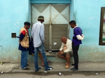 Die Kubaner treffen sich auf der Straße, um Schach zu spielen...