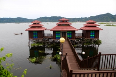 Haus auf dem Tondano See