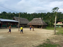 Auf dem Dorfplatz spielt die Jugend Volleyball