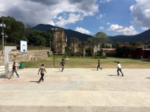 Spielende Kinder am Fuße des Cerro de la Cruz.