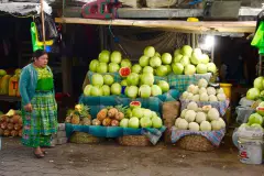Auf dem Markt gibt es natürlich Melonen und Ananas.