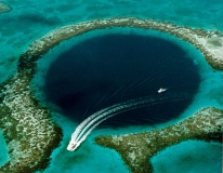 Das Great Blue Hole aus der Luft (Foto: Wikipedia/U.S. Geological Survey)