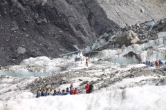 Alle paar Minuten landet ein Helikopter auf dem Gletscher.