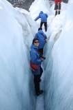 In den engen Gletscherspalten muss man wegen der Spikes aufpassen, dass man sich nicht an den Knöcheln verletzt.