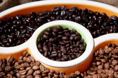 Diese Kaffeebohnen unterscheiden sich im Farbton, weil sie unterschiedlich lange geröstet wurden.