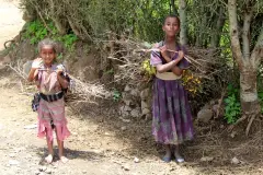 Kinder müssen in Äthiopien schon früh mit anpacken. Mädchen und Frauen tragen meist die schweren Lasten.