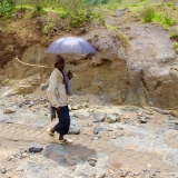 Äthiopier legen die meisten Strecken zu Fuß, gern barfuß, zurück. Vor der Sonne schützt sie der Schirm.
