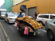 Ein Bananenverkäufer in der Rush Hour