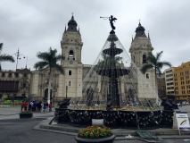 Die Plaza de Armas mit der Kathedrale im Hintergrund