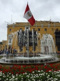 Ein Springbrunnen, im Hintergrund die Kunstgalerie Galeria Municipal de Arte Pancho Fierro