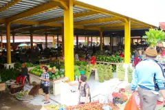 Obst- und Gemüseabteilung unter einer riesigen Überdachung