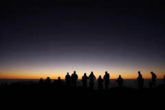 Schon eine Stunde vor Sonnenaufgang ist einiges los auf dem Gipfel.