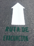 Auf der Straße sind große Pfeile markiert, die die Evakuierungs-Richtung im Falle eines Vulkanausbruchs zeigen