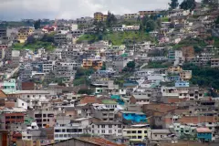 Quito liegt genau wie La Paz in einem Tal, sodass sich die Häuser an die umliegenden Hänge schmiegen.