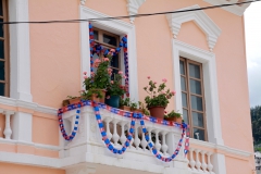 Ein bereits für die jährlichen Feierlichkeiten in der ersten Dezemberwoche geschmückter Balkon