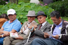 Gut gekleidet und aufmerksame Beobachter: Die Herren in Quito
