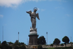 Die Jungfrau von Quito (Virgen de Quito), 45 m hoch, aus Aluminium gefertigt