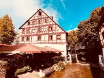 Restaurant zur Lochmühle in einem historischen Fachwerkhaus mit Mühle am Fluss Große Blau in Ulm