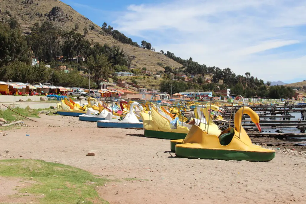 Copacabana mit Schwanentretbooten