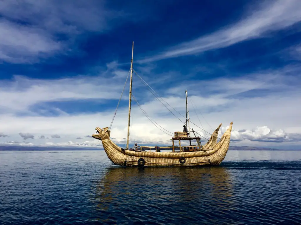 Schilfschiff auf dem Titicaca-See