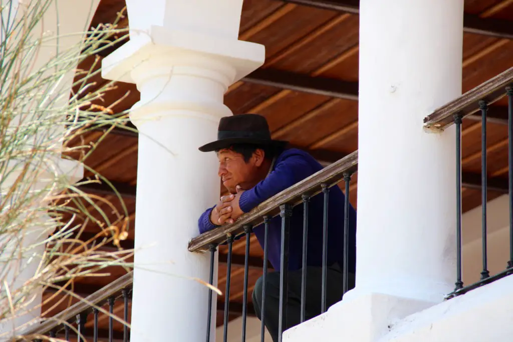 Ein Bolivianer in den Arkaden vom Plaza la Recoleta