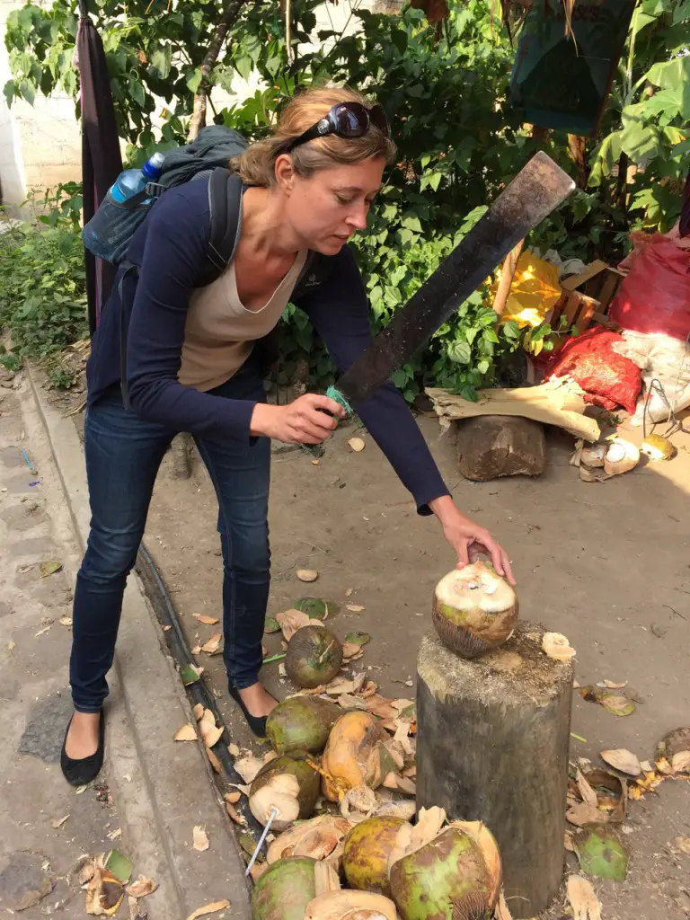 Köpfen einer Kokosnuss