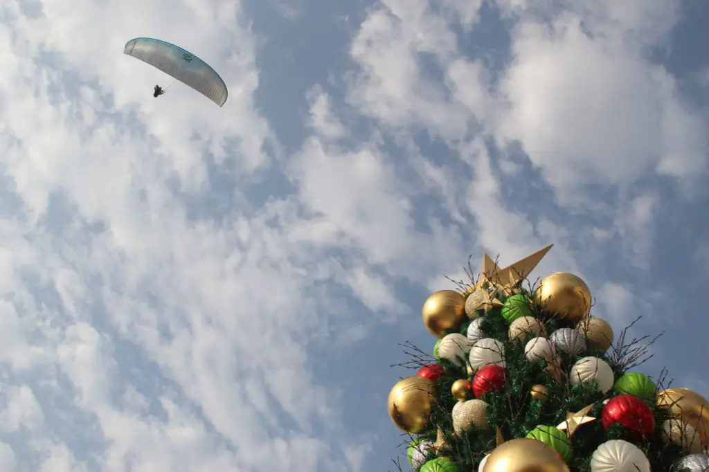 Weihnachtsbaum un Paraglider in Lima