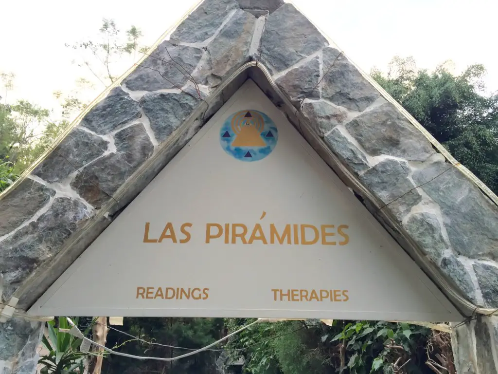 Eingangstor des Meditationszentrum Las Piramides