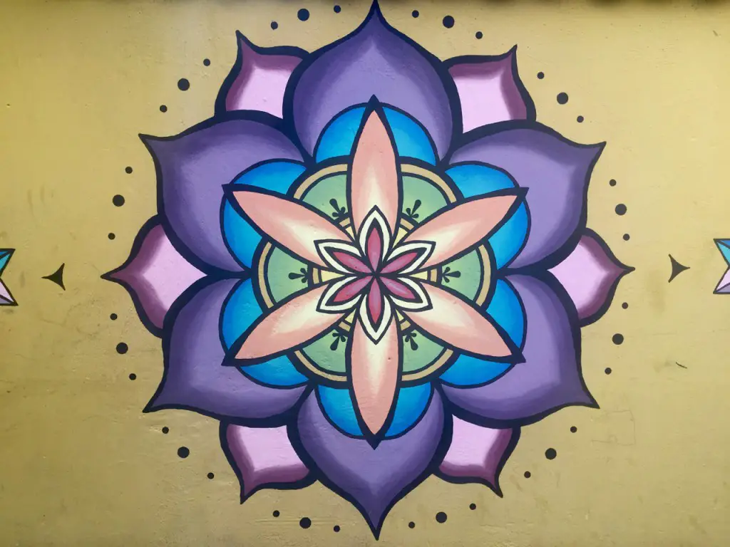 Streetart in San Marcos - hier eine Art Blumenmandala