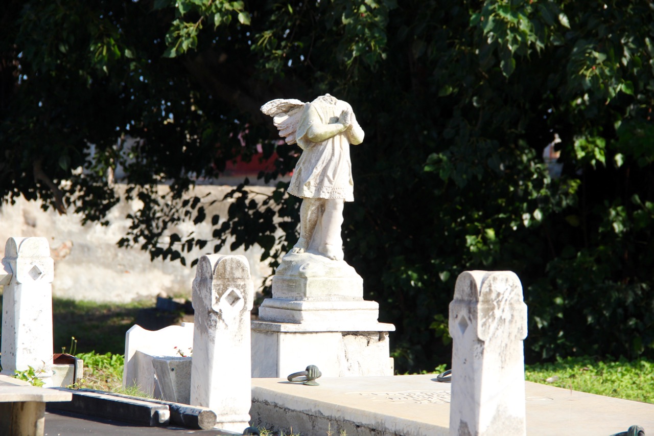 Vielen Statuen fehlen leider die Köpfe auf dem Cementerio la Reina
