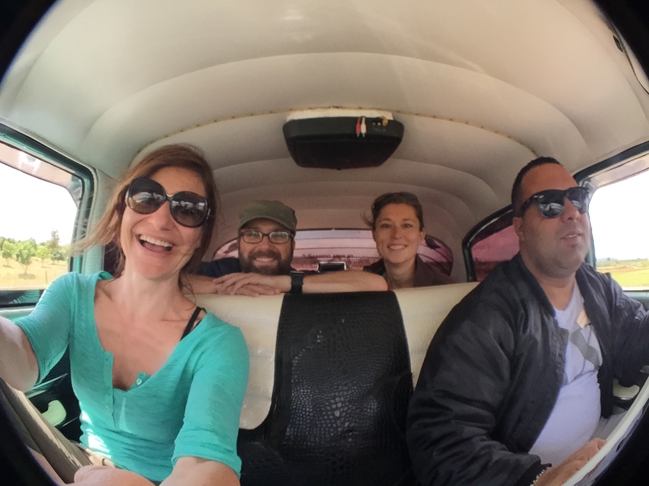 Bester Laune im neuen Taxi nach Havanna: Nicole, Dominik und Claudia