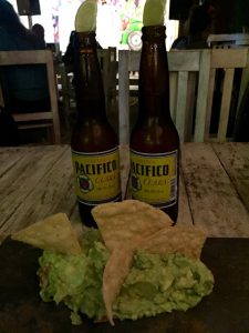 Abendessen in Tulum, Mexiko: Nachos, Guacamole und Bier aus der Region