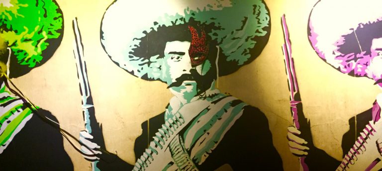 Männer mit Waffen und Sombreros