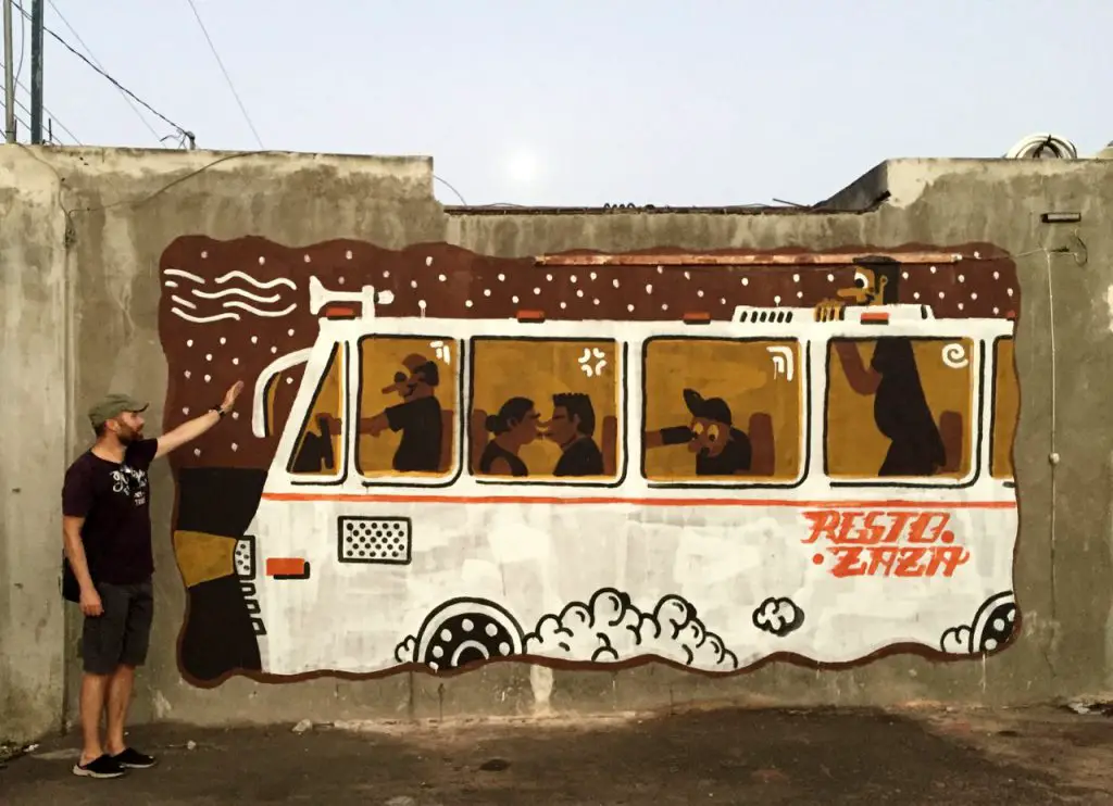 Dominik stoppt einen Streetart-Bus in Tulum, Mexiko.