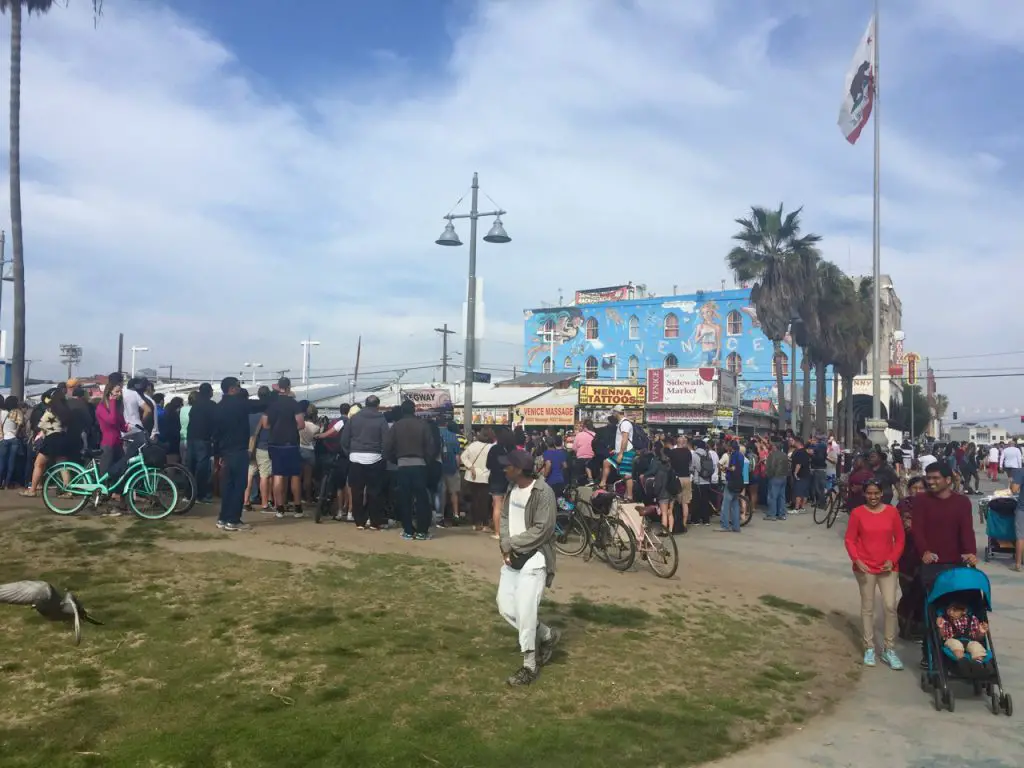 Menschenansammlung um Straßenkünstler vor der Promenade am Venice Beach