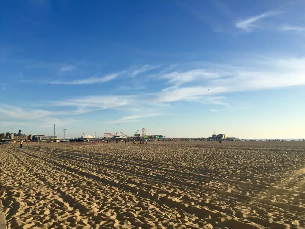 Der Strand von Santa Monica, im Hintergrund der berühmte Pier