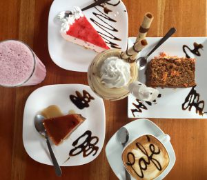 Kaffee, Kuchen und ein Erdbeersmoothie für Dominik im Rain Forste Café