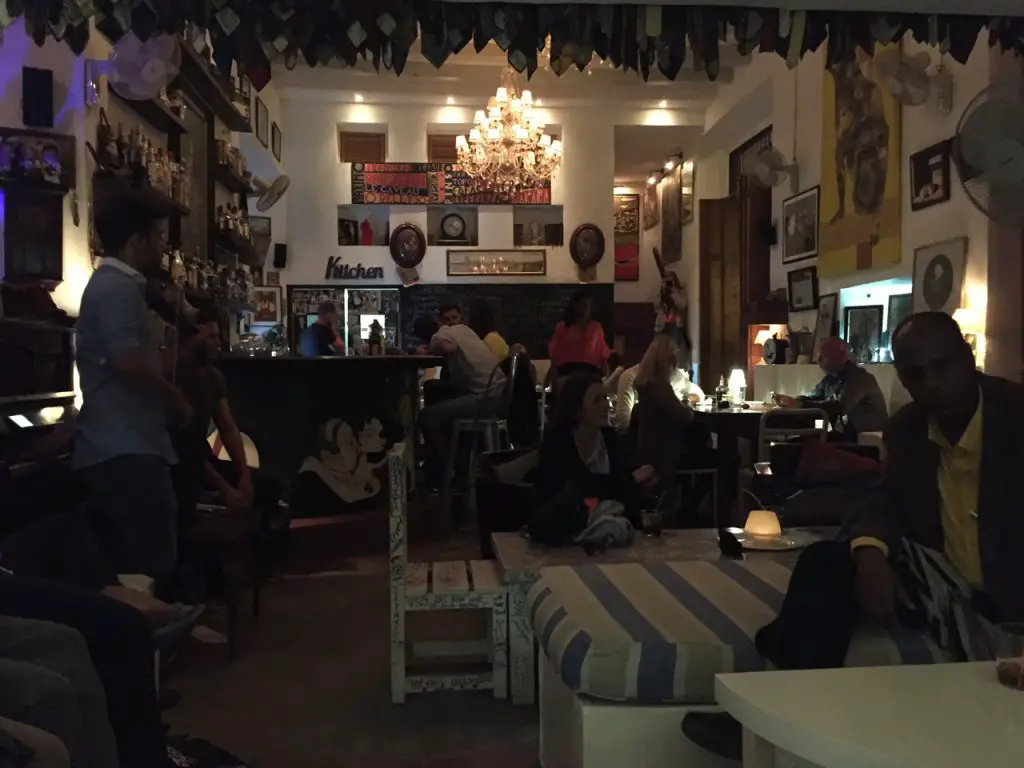 Könnte auch überall in Europa sein, trotzdem schön: das Sia Kara Café in Havanna