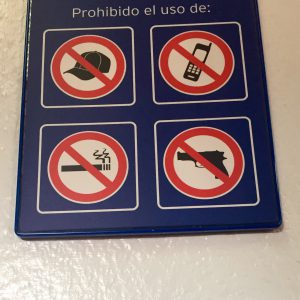 Verbotsschild in einer Bank in Antigua (Guatemala), die von bewaffneten Sicherheitskräften geschützt wird.